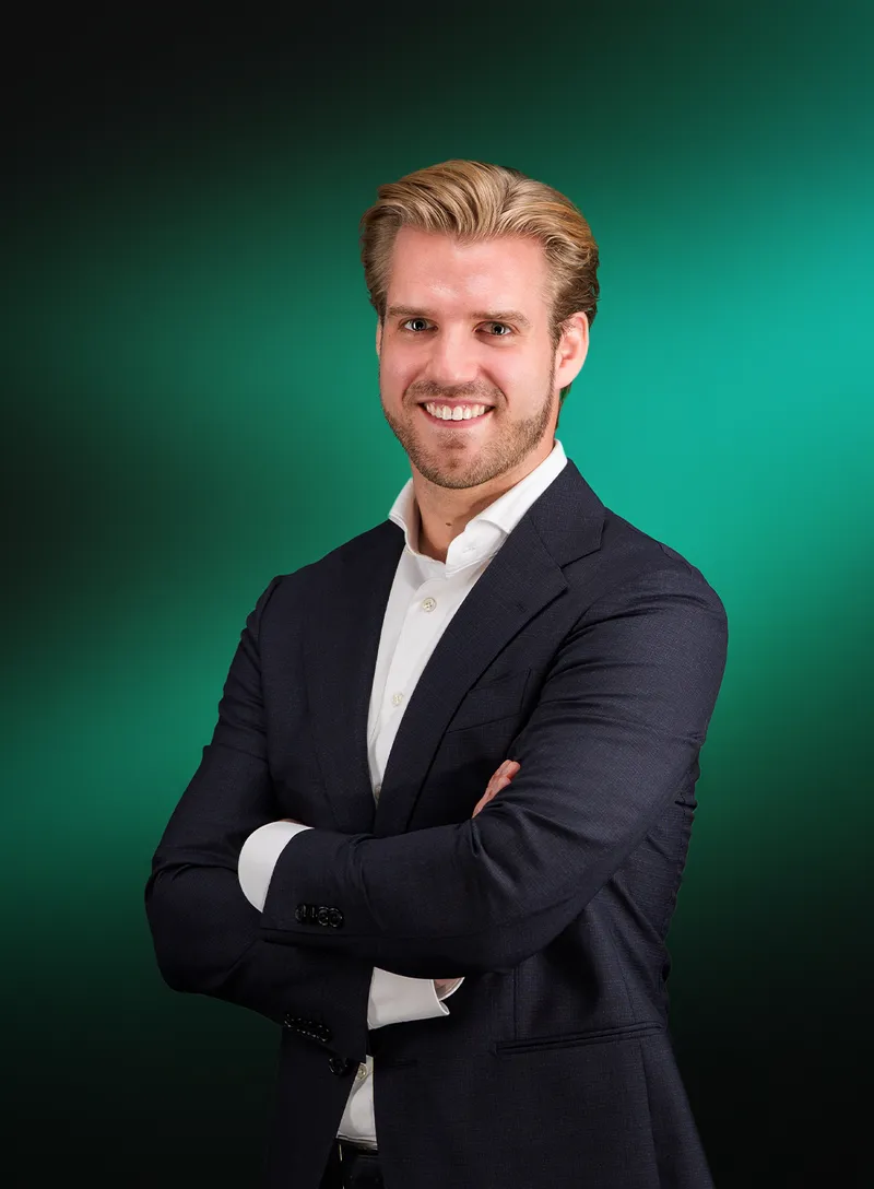 Portret van Ward Rentenaar met de armen over elkaar, tegen een groene achtergrond
